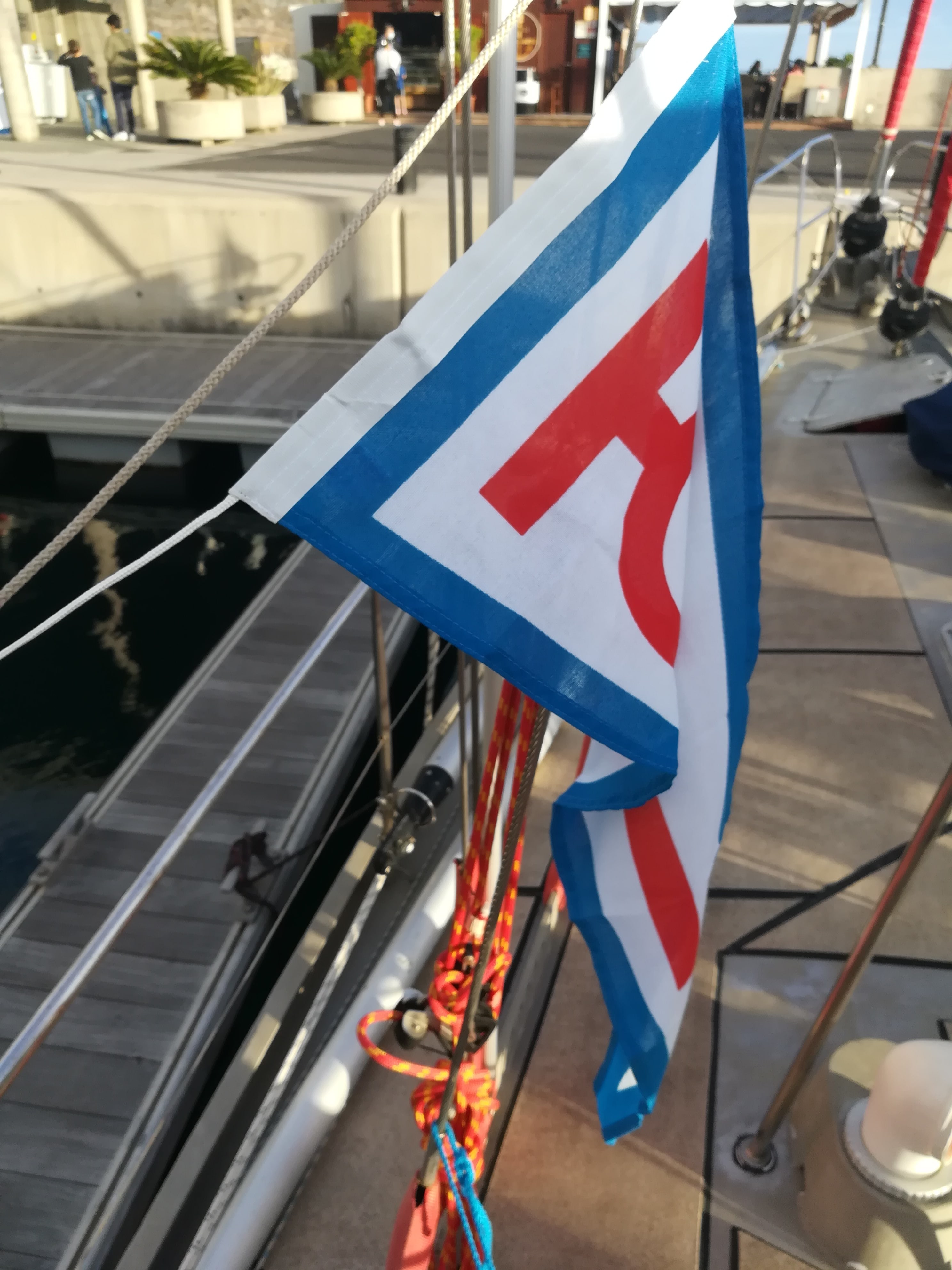 Der neue Trans-Ocean Stander wird gesetzt